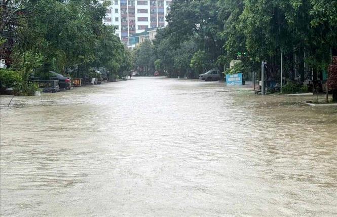 Nhiều hộ dân ở Khu Đô Thị An Hoạch, phường Đông Quang (Thanh Hóa) bị ngập sâu gây khó khăn trong sinh hoạt. Ảnh: Việt Hoàng - TTXVN