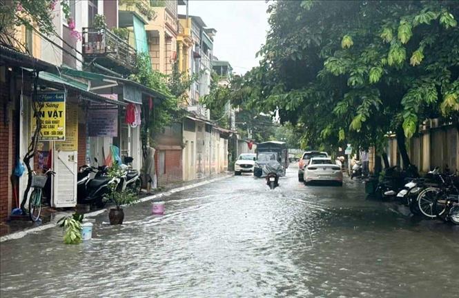 Mưa lớn kéo dài, tuyến đường Ngô Sỹ Liên thuộc phường Hạc Thành (Thanh Hóa) bị ngập sâu lực lượng chức năng giăng dây cảnh báo không cho các phương tiện qua lại. Ảnh: Việt Hoàng - TTXVN