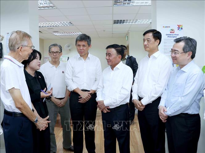 Thường trực Ban Bí thư Trần Cẩm Tú thăm địa điểm tiếp xúc cử tri của Đảng Hành động Nhân dân Singapore. Ảnh: Phương Hoa - TTXVN