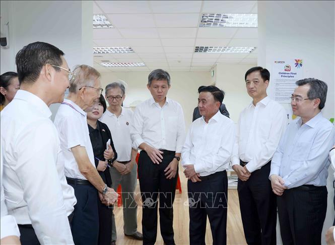 Thường trực Ban Bí thư Trần Cẩm Tú thăm địa điểm tiếp xúc cử tri của Đảng Hành động Nhân dân Singapore. Ảnh: Phương Hoa - TTXVN