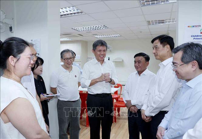 Phó Tổng Thư ký Đảng Hành động Nhân dân, Bộ trưởng Quốc phòng kiêm Bộ trưởng Điều phối dịch vụ công Chan Chun Sing (giữa) giới thiệu địa điểm tiếp xúc cử tri của Đảng Hành động Nhân dân Singapore (giữa) với đồng chí Trần Cẩm Tú và thành viên đoàn Việt Nam. Ảnh: Phương Hoa - TTXVN
