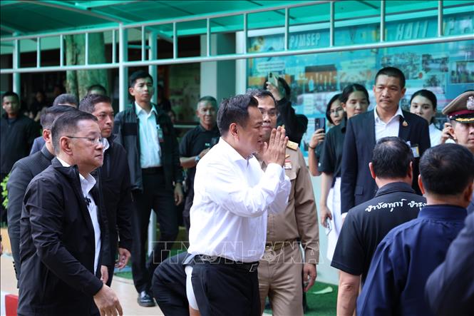 Thủ tướng Thái Lan Anutin Charnvirakul (giữa) thị sát hiện trường vụ tấn công nhằm vào trường học Debsirin Nonthaburi ở tỉnh Nonthaburi, Thái Lan ngày 7/8/2026. Ảnh: THX/TTXVN phát