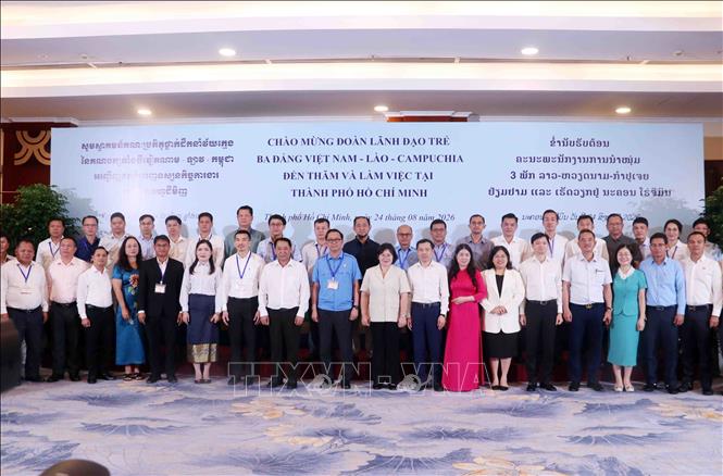 Các đại biểu chụp ảnh lưu niệm sau buổi làm việc. Ảnh: Xuân Khu - TTXVN