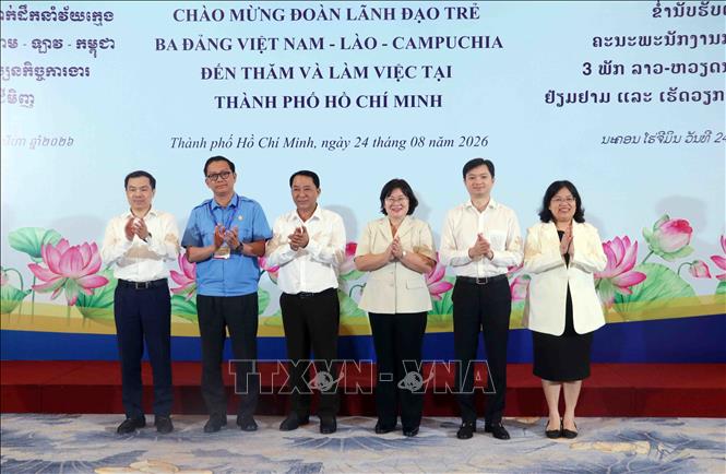Lãnh đạo TP Hồ Chí Minh và lãnh đạo Đoàn lãnh đạo trẻ 3 Đảng chụp ảnh lưu niệm sau buổi làm việc. Ảnh: Xuân Khu - TTXVN