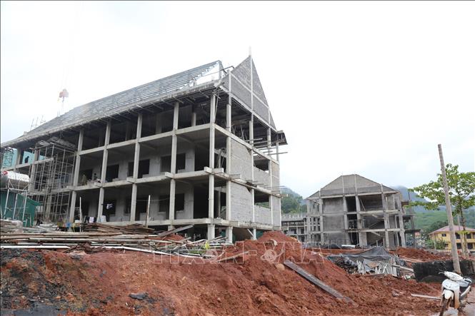 Việc tăng cường đầu tư cơ sở vật chất đầy đủ, kịp thời có ý nghĩa giúp học sinh có thêm điều kiện đến trường, duy trì việc học, từng bước thu hẹp khoảng cách giáo dục giữa vùng biên giới với khu vực thuận lợi. Ảnh: Thanh Thuỷ-TTXVN