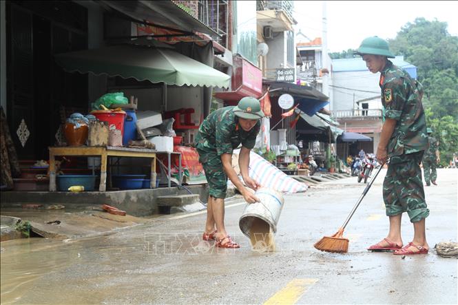 Cán bộ chiến sĩ quân sự tỉnh Lạng Sơn dọn bùn lầy sau khi nước rút. Ảnh: Quang Duy – TTXVN
