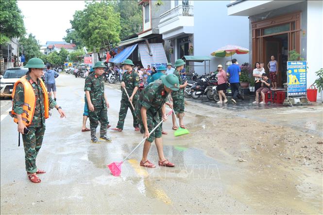 Cán bộ chiến sĩ quân sự tỉnh Lạng Sơn dọn bùn lầy sau khi nước rút. Ảnh: Quang Duy – TTXVN
