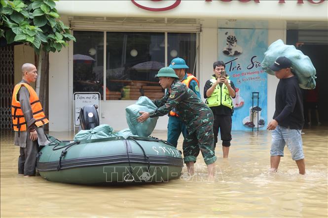 Lực lượng quân đội vận chuyển lương thực vào vùng ngập lụt xã Na Sầm, tỉnh Lạng Sơn. Ảnh: Quang Duy – TTXVN
