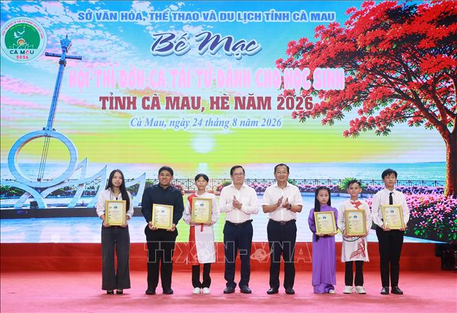 Ban Tổ chức trao giải cho các thi sinh đạt giải A tại Hội thi. Ảnh: Huỳnh Anh - TTXVN