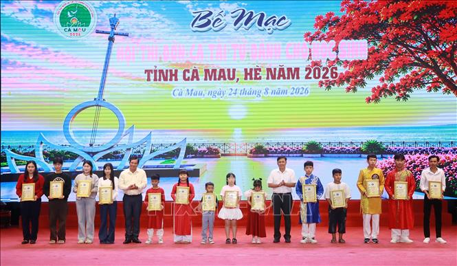 Ban Tổ chức trao giải cho các thi sinh đạt giải C tại Hội thi. Ảnh: Huỳnh Anh - TTXVN