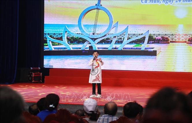 Thí sinh Huỳnh Chí Nhân, học sinh lớp 8 Trường THCS Phong Lạc, biểu diễn tại lễ bế mạc, trao giải. Ảnh: Huỳnh Anh - TTXVN