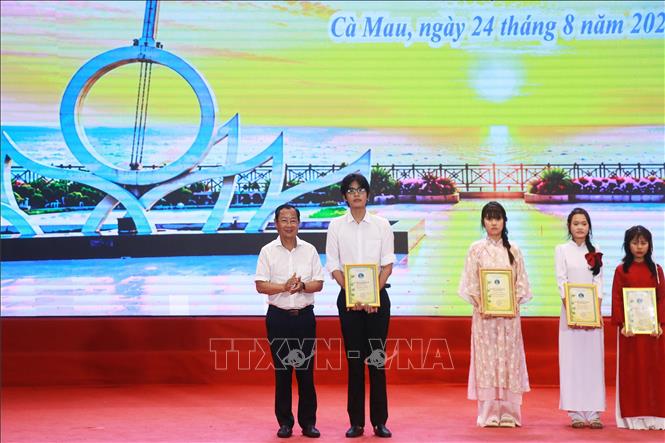 Giám đốc Sở Văn hóa, Thể thao và Du lịch Nguyễn Quốc Thanh trao giải A tập thể cho đại diện Trường THPT Võ Văn Kiệt. Ảnh: Huỳnh Anh - TTXVN