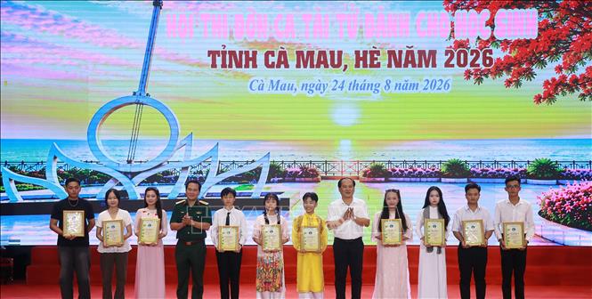 Ban Tổ chức trao giải cho các thi sinh đạt giải B tại hội thi. Ảnh: Huỳnh Anh - TTXVN