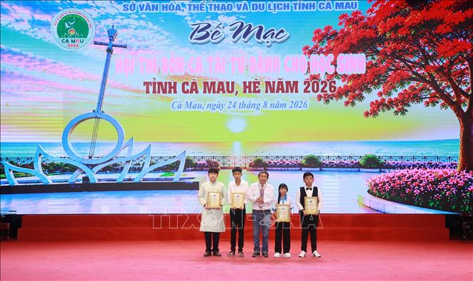 Nghệ sĩ Ưu tú Trường Giang, Trưởng Ban Giám khảo hội thi, trao giải 