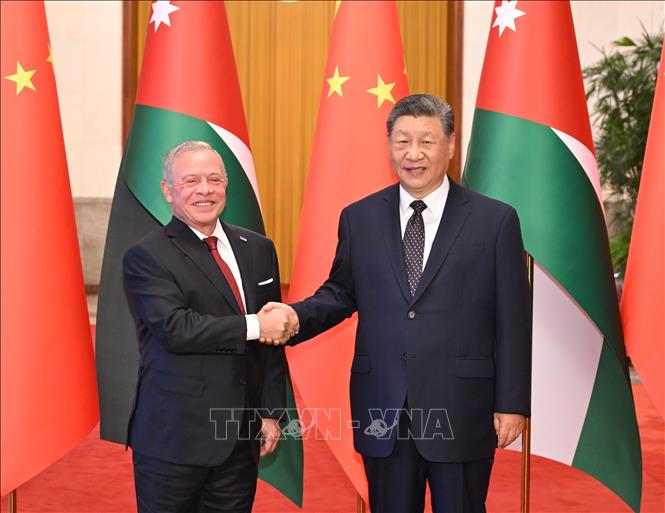 Chủ tịch Trung Quốc Tập Cận Bình (phải) hội đàm với Quốc vương Jordan Abdullah II tại Bắc Kinh ngày 24/8/2026. Ảnh: THX/TTXVN phát