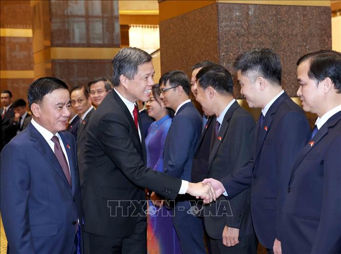 Thường trực Ban Bí thư Trần Cẩm Tú giới thiệu thành viên đoàn cấp cao Việt Nam với Phó Tổng Thư ký Đảng Hành động Nhân dân Singapore, Bộ trưởng Bộ Quốc phòng kiêm Bộ trưởng Điều phối dịch vụ công Chan Chun Sing. Ảnh: Phương Hoa - TTXVN