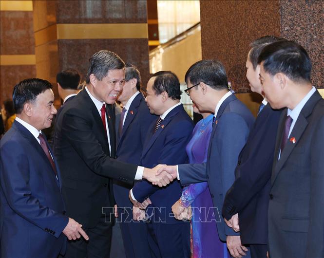 Thường trực Ban Bí thư Trần Cẩm Tú giới thiệu thành viên đoàn cấp cao Việt Nam với Phó Tổng Thư ký Đảng Hành động Nhân dân Singapore, Bộ trưởng Bộ Quốc phòng kiêm Bộ trưởng Điều phối dịch vụ công Chan Chun Sing. Ảnh: Phương Hoa - TTXVN