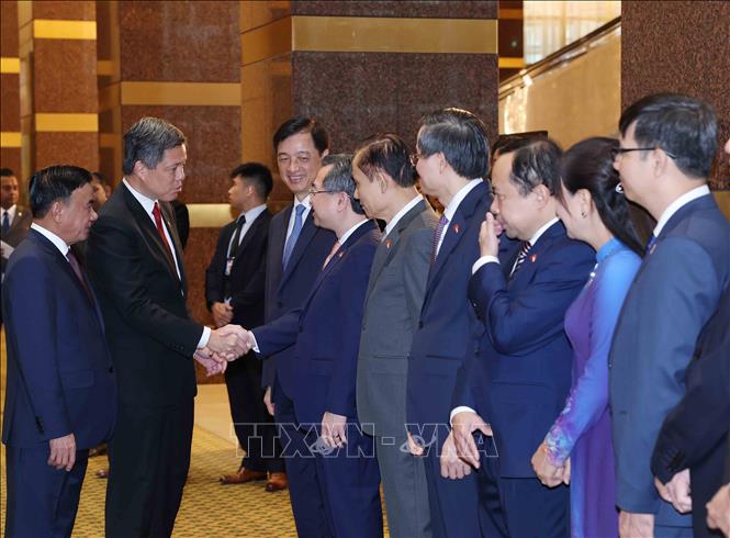 Thường trực Ban Bí thư Trần Cẩm Tú giới thiệu thành viên đoàn cấp cao Việt Nam với Phó Tổng Thư ký Đảng Hành động Nhân dân Singapore, Bộ trưởng Bộ Quốc phòng kiêm Bộ trưởng Điều phối dịch vụ công Chan Chun Sing. Ảnh: Phương Hoa - TTXVN