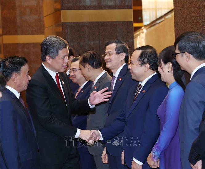 Thường trực Ban Bí thư Trần Cẩm Tú giới thiệu thành viên đoàn cấp cao Việt Nam với Phó Tổng Thư ký Đảng Hành động Nhân dân Singapore, Bộ trưởng Bộ Quốc phòng kiêm Bộ trưởng Điều phối dịch vụ công Chan Chun Sing. Ảnh: Phương Hoa - TTXVN