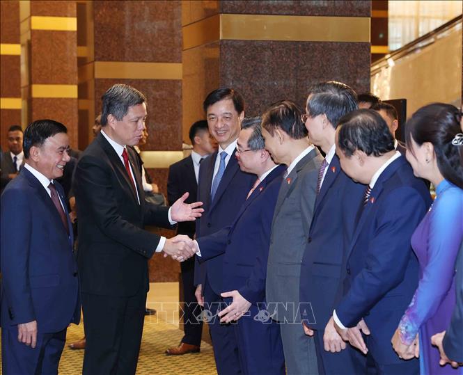 Thường trực Ban Bí thư Trần Cẩm Tú giới thiệu thành viên đoàn cấp cao Việt Nam với Phó Tổng Thư ký Đảng Hành động Nhân dân Singapore, Bộ trưởng Bộ Quốc phòng kiêm Bộ trưởng Điều phối dịch vụ công Chan Chun Sing. Ảnh: Phương Hoa - TTXVN