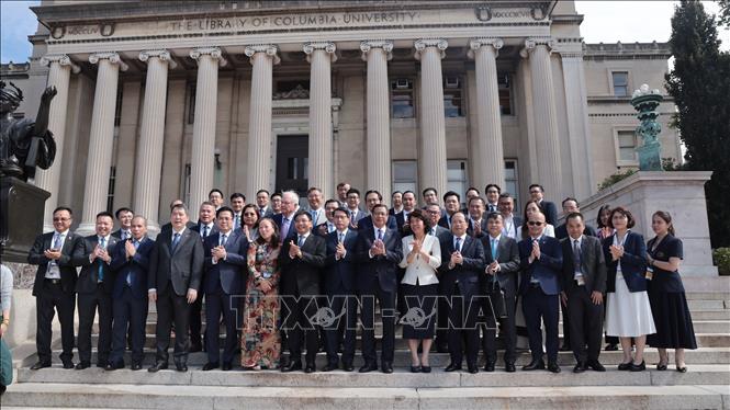 Phó Thủ tướng Chính phủ Nguyễn Văn Thắng và đoàn công tác chụp ảnh chung với các giáo sư tại Đại học Columbia. Ảnh: Thanh Tuấn - Phóng viên TTXVN tại Mỹ