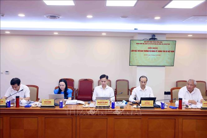 Các đồng chí trong Đoàn Kiểm tra, giám sát của Bộ Chính trị, Ban Bí thư làm việc với Ban Thường vụ Đảng ủy TTXVN. Ảnh: Phạm Kiên - TTXVN