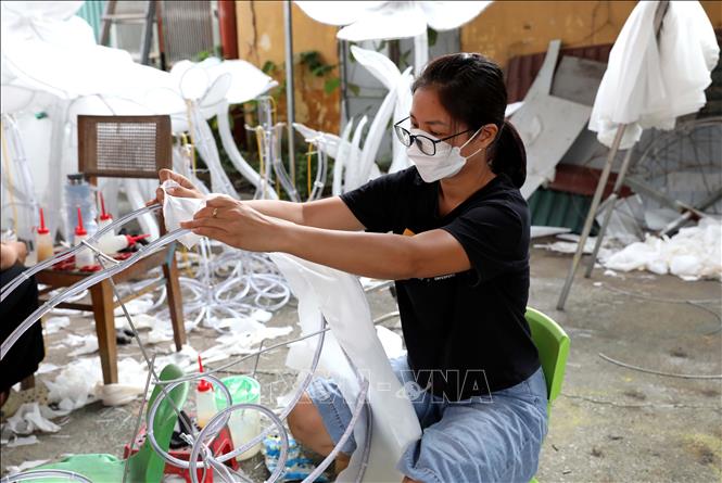 Khẩn trương hoàn thiện các mô hình đèn Trung thu. Ảnh: Quang Cường - TTXVN
