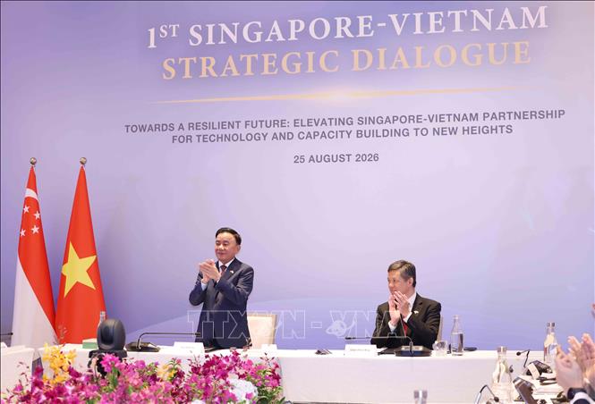 Đồng chí Trần Cẩm Tú, Ủy viên Bộ Chính trị, Thường trực Ban Bí thư cùng Phó Tổng Thư ký Đảng Hành động Nhân dân Singapore, Bộ trưởng Bộ Quốc phòng kiêm Bộ trưởng Điều phối dịch vụ công Chan Chun Sing đồng chủ trì Đối thoại Chiến lược Việt Nam - Singapore lần thứ nhất. Ảnh: Phương Hoa - TTXVN