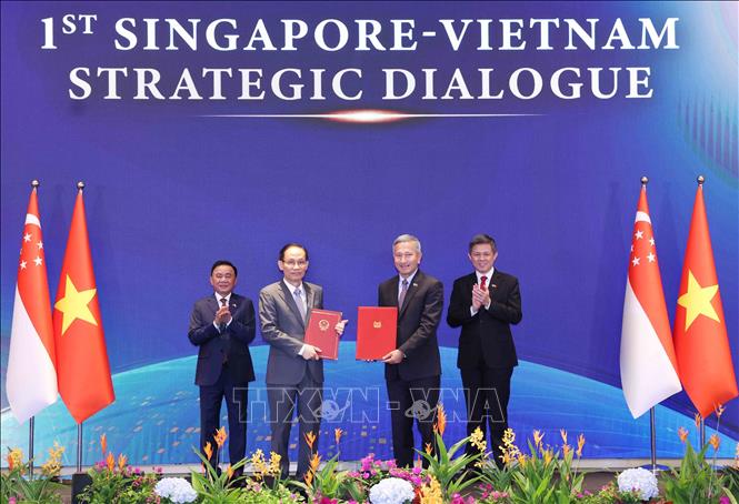 Uỷ viên Bộ Chính trị, Bộ trưởng Ngoại giao Lê Hoài Trung và Bộ trưởng Ngoại giao Singapore Vivian Balakrishnan trao Bản ghi nhớ hợp tác giữa hai Đảng. Ảnh: Phương Hoa - TTXVN