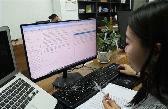Sử dụng AI - trí tuệ nhân tạo trong tra cứu, xử lý thông tin pháp lý. Ảnh: Hồng Đạt - TTXVN