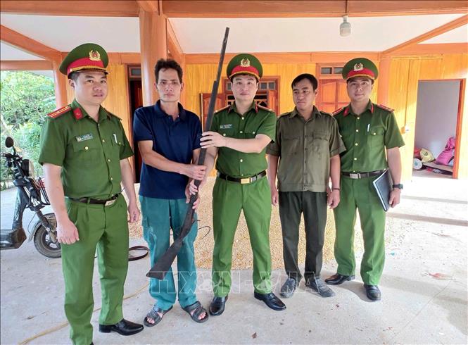 Người dân tích cực giao nộp tới Công an xã Vị Xuyên. Ảnh: TTXVN phát
