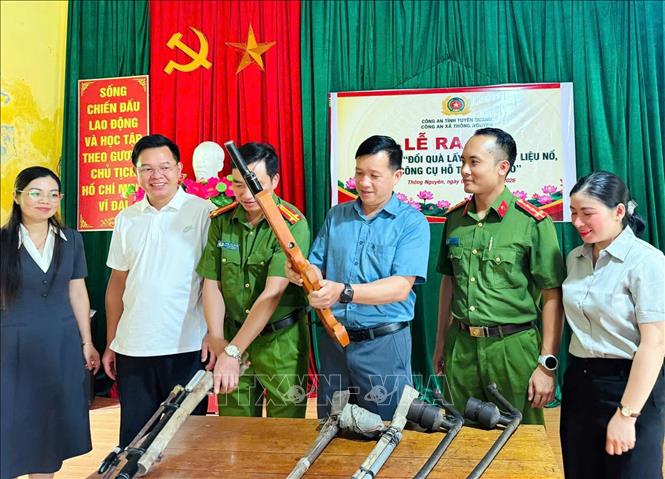Công an xã Nà Hang tiến hành tuyên truyền, thu hồi nhiều vũ khí, vật liệu nổ từ người dân. Ảnh: TTXVN phát