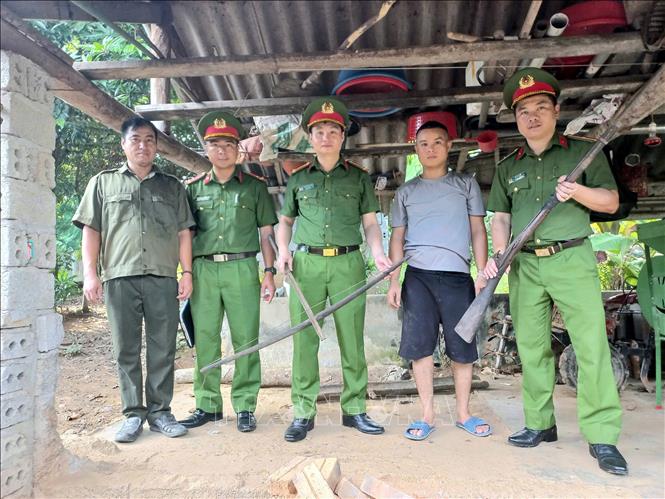 Phòng Cảnh sát Quản lý hành chính về trật tự xã hội Công an tỉnh Tuyên Quang vận động thu hồi nhiều vũ khí, vật liệu nổ, công cụ hỗ trợ và pháo. Ảnh: TTXVN phát