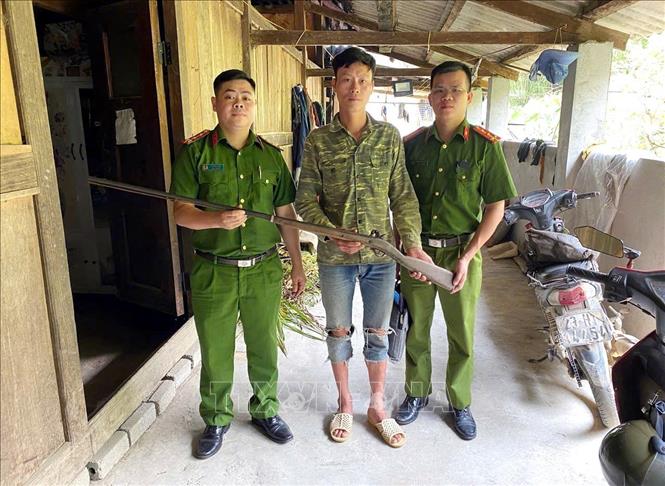 Phòng Cảnh sát Quản lý hành chính về trật tự xã hội Công an tỉnh Tuyên Quang vận động thu hồi nhiều vũ khí, vật liệu nổ, công cụ hỗ trợ và pháo. Ảnh: TTXVN phát