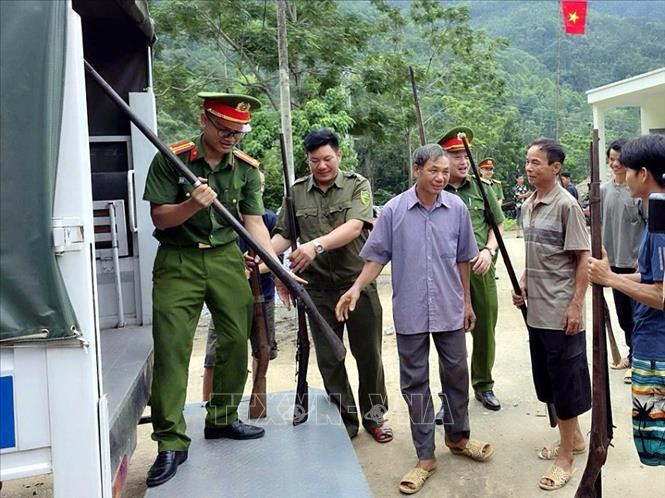 Người dân đến tự nguyện giao nộp tại xã Thuận Hòa. Ảnh: TTXVN phát