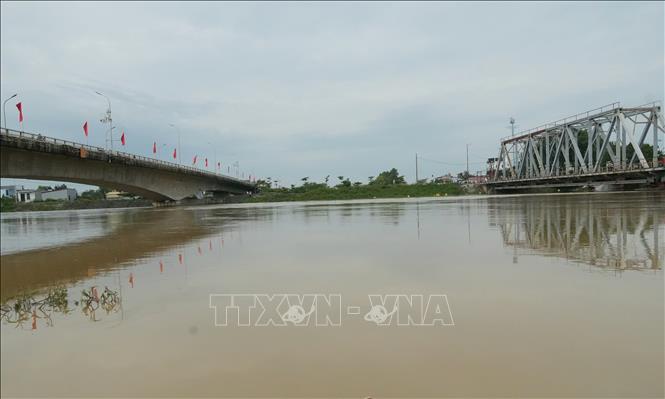 Mực nước sông Thương dâng cao, vượt báo động III, gây ngập nhiều khu vực ven sông. Ảnh: Đồng Thúy - TTXVN