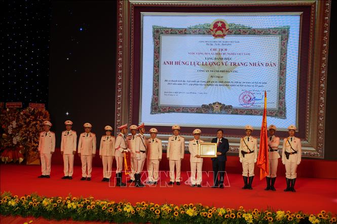 Phó Thủ tướng Thường trực Chính phủ Phạm Gia Túc trao danh hiệu Anh hùng Lực lượng vũ trang nhân dân cho Công an thành phố Đà Nẵng. Ảnh: Anh Dũng – TTXVN 
