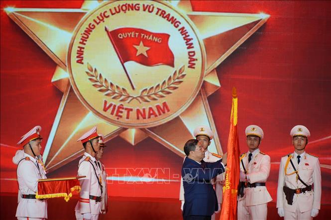 Phó Thủ tướng Thường trực Chính phủ Phạm Gia Túc trao danh hiệu Anh hùng Lực lượng vũ trang nhân dân cho Công an thành phố Đà Nẵng. Ảnh: Anh Dũng – TTXVN 
