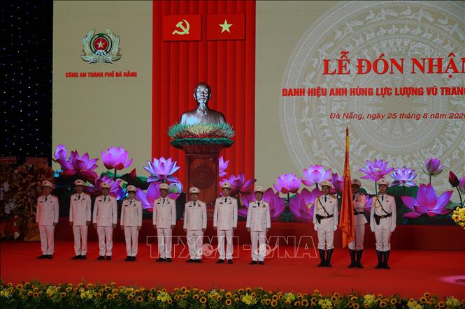 Ban Giám đốc Công an thành phố Đà Nẵng lên bục danh dự đón nhận danh hiệu Anh hùng Lực lượng vũ trang nhân dân. Ảnh: Anh Dũng – TTXVN