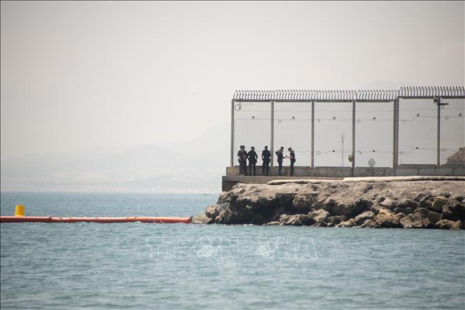 Lực lượng an ninh tuần tra tại Ceuta, Tây Ban Nha ngày 15/8/2026. Ảnh: THX/TTXVN phát