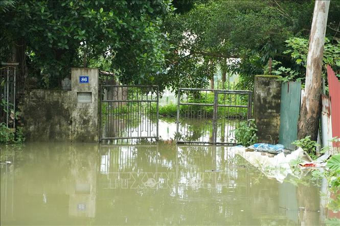 Mực nước dâng cao tràn vào nhà dân, khiến nhiều hộ phải di dời đến nơi an toàn. Ảnh: Đồng Thúy - TTXVN