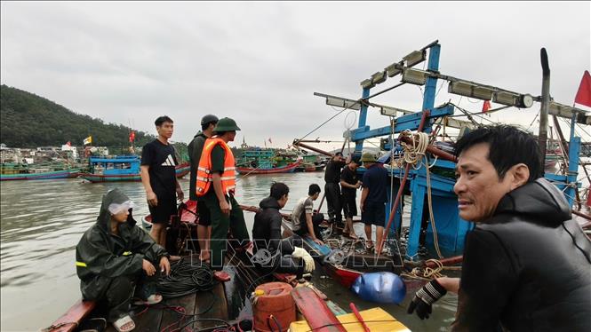 Khoảng 5 giờ sáng 25/8/2026, do ảnh hưởng của bão số 4, mưa lớn, sóng biển dâng cao khiến tàu cá TH-80559-TS của ngư dân Nguyễn Văn Tuấn (sinh năm 1996), trú tại tổ dân phố Nam Sơn, phường Nghi Sơn, bị đứt dây neo và chìm. Ảnh: TTXVN phát