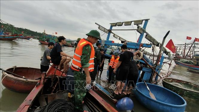 Rất may không có thiệt hại về người trong vụ chìm tàu, ước tính thiệt hại tài sản ban đầu khoảng 150 triệu đồng. Ảnh: TTXVN phát