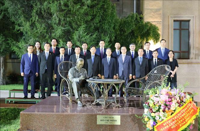 Đồng chí Nguyễn Văn Quảng cùng đoàn đại biểu cấp cao của Tòa án Nhân dân tối cao dâng hoa tại tượng đài Chủ tịch Hồ Chí Minh trong khuôn viên Đại sứ quán Việt Nam tại Trung Quốc. Ảnh: Công Tuyên - PV TTXVN tại Trung Quốc