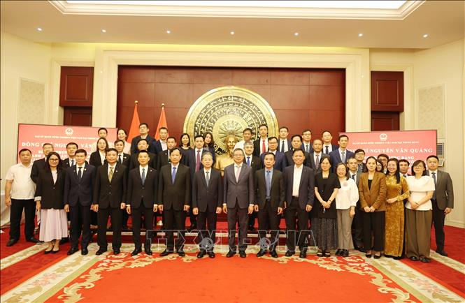 Đồng chí Nguyễn Văn Quảng cùng đoàn đại biểu cấp cao của Tòa án Nhân dân tối cao chụp ảnh chung cùng cán bộ, nhân viên Đại sứ quán Việt Nam tại Trung Quốc. Ảnh: Công Tuyên - PV TTXVN tại Trung Quốc