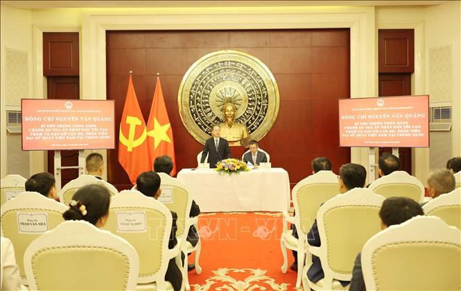 Chiều 24/8, đồng chí Nguyễn Văn Quảng, Bí thư Trung ương Đảng, Chánh án Tòa án Nhân dân tối cao cùng đoàn đại biểu cấp cao của Tòa án Nhân dân tối cao đã đến thăm và gặp gỡ cán bộ, nhân viên Đại sứ quán Việt Nam tại Trung Quốc. Ảnh: Công Tuyên - PV TTXVN tại Trung Quốc
