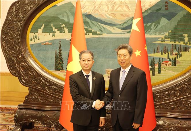 Đồng chí Nguyễn Văn Quảng (trái) và đồng chí Trần Văn Thanh, Ủy viên Bộ Chính trị, Bí thư Ủy ban Chính pháp Trung ương Trung Quốc. Ảnh: Công Tuyên - PV TTXVN tại Trung Quốc