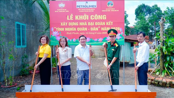Các đại biểu thực hiện nghi thức khởi công xây dựng nhà Đại đoàn kết 