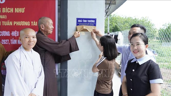 Lãnh đạo xã Nha Bích (thành phố Đồng Nai) và nhà tài trợ bàn giao nhà tình thương cho hộ gia đình bà Đặng Bích Như. Ảnh: Nhật Bình – TTXVN