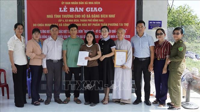Lãnh đạo xã Nha Bích (thành phố Đồng Nai) và nhà tài trợ bàn giao nhà tình thương cho hộ gia đình bà Đặng Bích Như. Ảnh: Nhật Bình – TTXVN